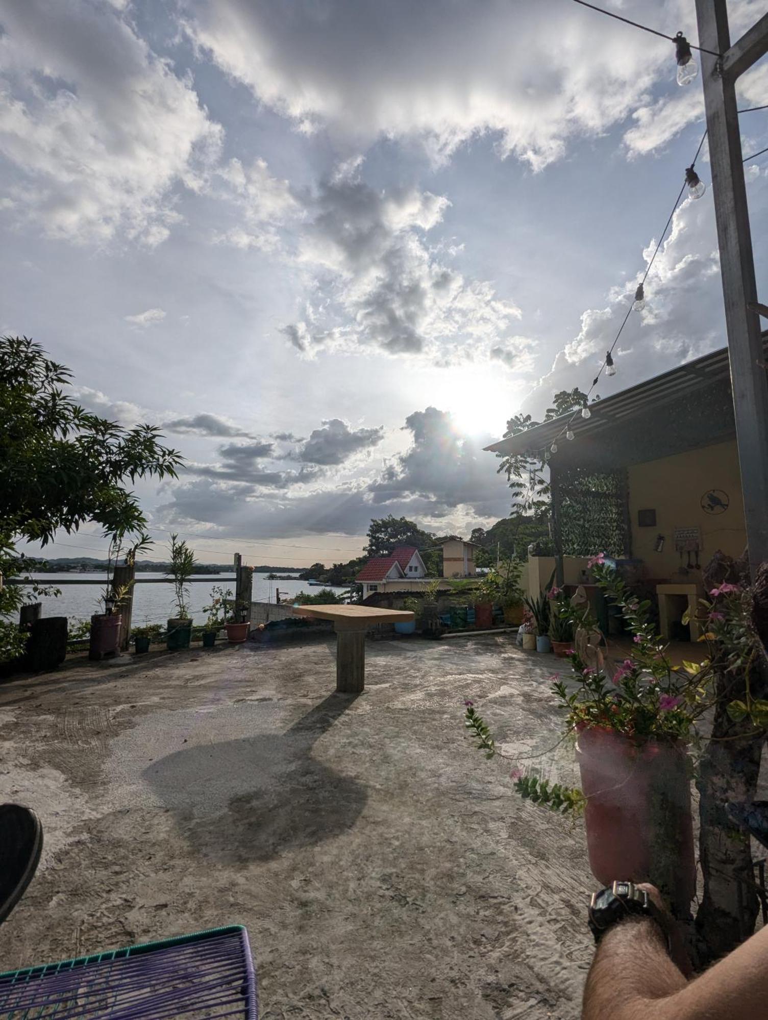 Casa Zoila Hospedaje Frente Al Lago Lakefront Lodging Apartment Flores Exterior foto